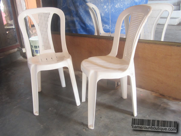 Chaises plastiques défectueuses : nouveau carburant de fours de cuisine à Yaoundé