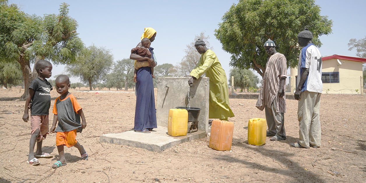 Crise de l’eau en Afrique subsaharienne: dur labeur pour les femmes et les enfants