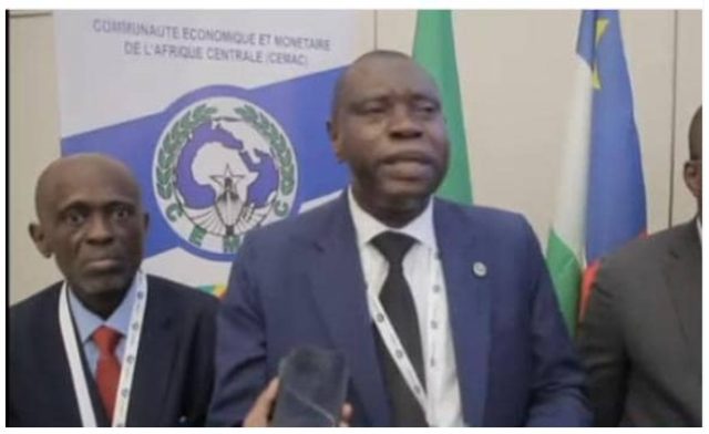 Eric Mbende, le président du CIE, face à la presse.