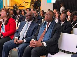 Une attitude de la délégation camerounaise à Paris