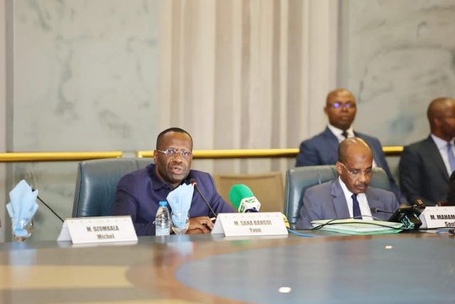 Yvon Sana Bangui, le gouverneur de la BEAC, expliquant la hausse des taux, le 16 décembre 2025 à Yaoundé