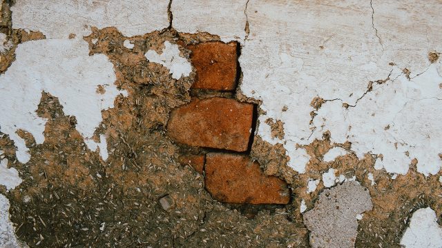 Quand le faux s’installe dans la communauté, la vie se fissure